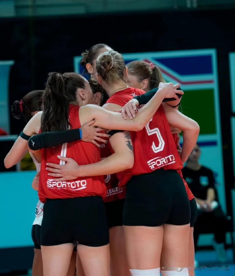 2025-2026赛季土耳其🇹🇷女排联赛常规赛第六轮，艾登都会3-0巴切利耶