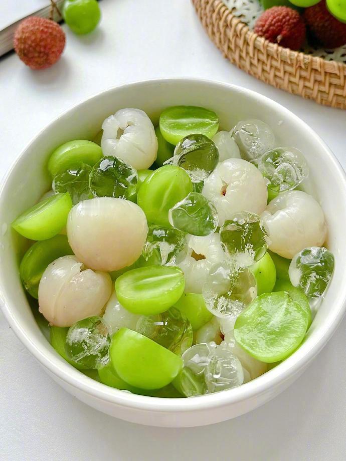 食谱推荐 ｜荔枝青提茉莉冰茶🍵荔枝有吧？青提也有吧？再泡杯香香的茉莉茶！冰块的