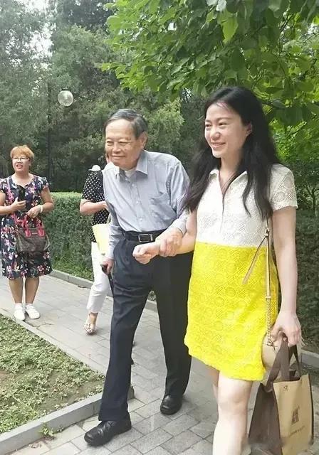 翁帆陪老公逛公园，老公一只手扶着她，一只手拄着拐棍，毕竟是100+的老人了能有这