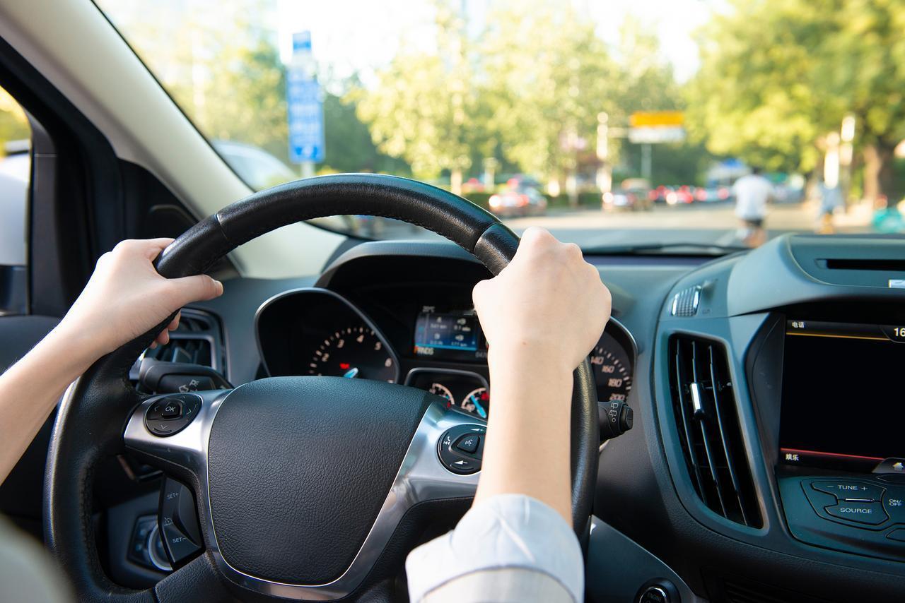 真开车和考试不一样：这五个驾校习惯，上路后必须忘！
新拿到驾照的朋友们，是不是觉