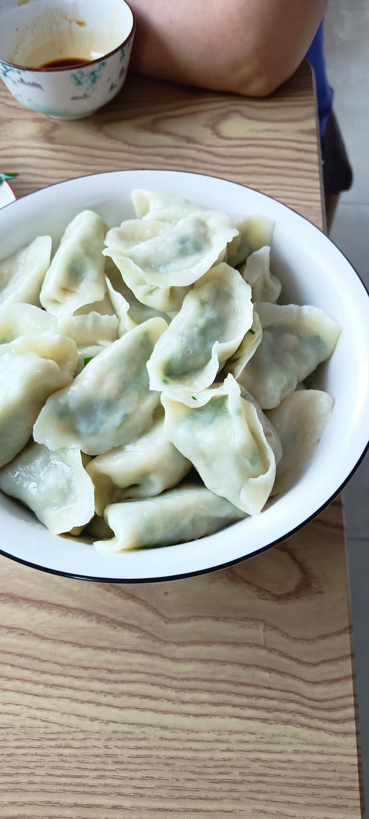 三姐夫好像看出来我老公不乐意了，他出去买菜，晚饭也是他做的。
面都和好了，才喊三