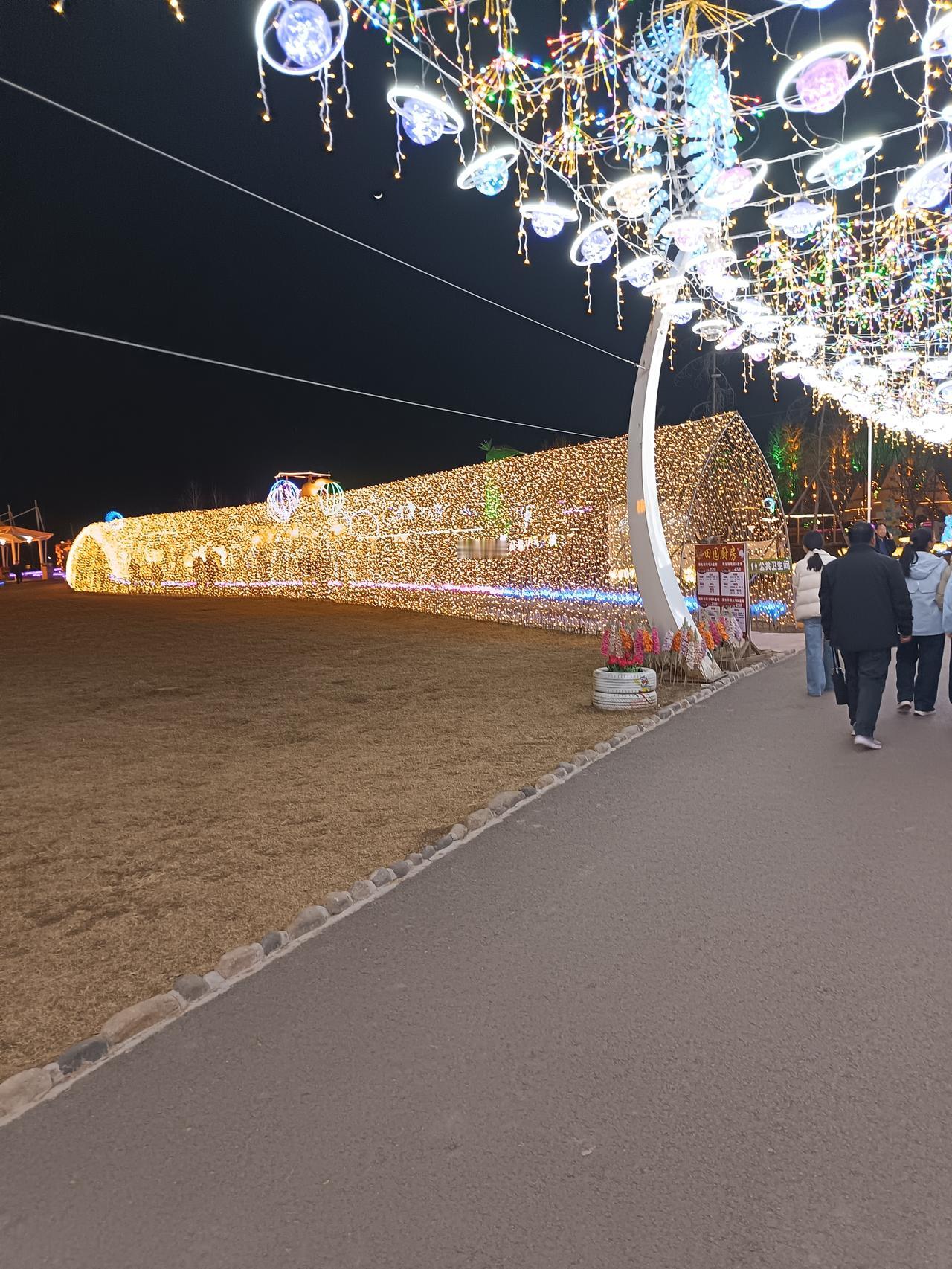 过年时，天南地北大拜年的氛围超棒！在南国都市，霓虹闪烁，奋斗的人们虽在写字楼里忙