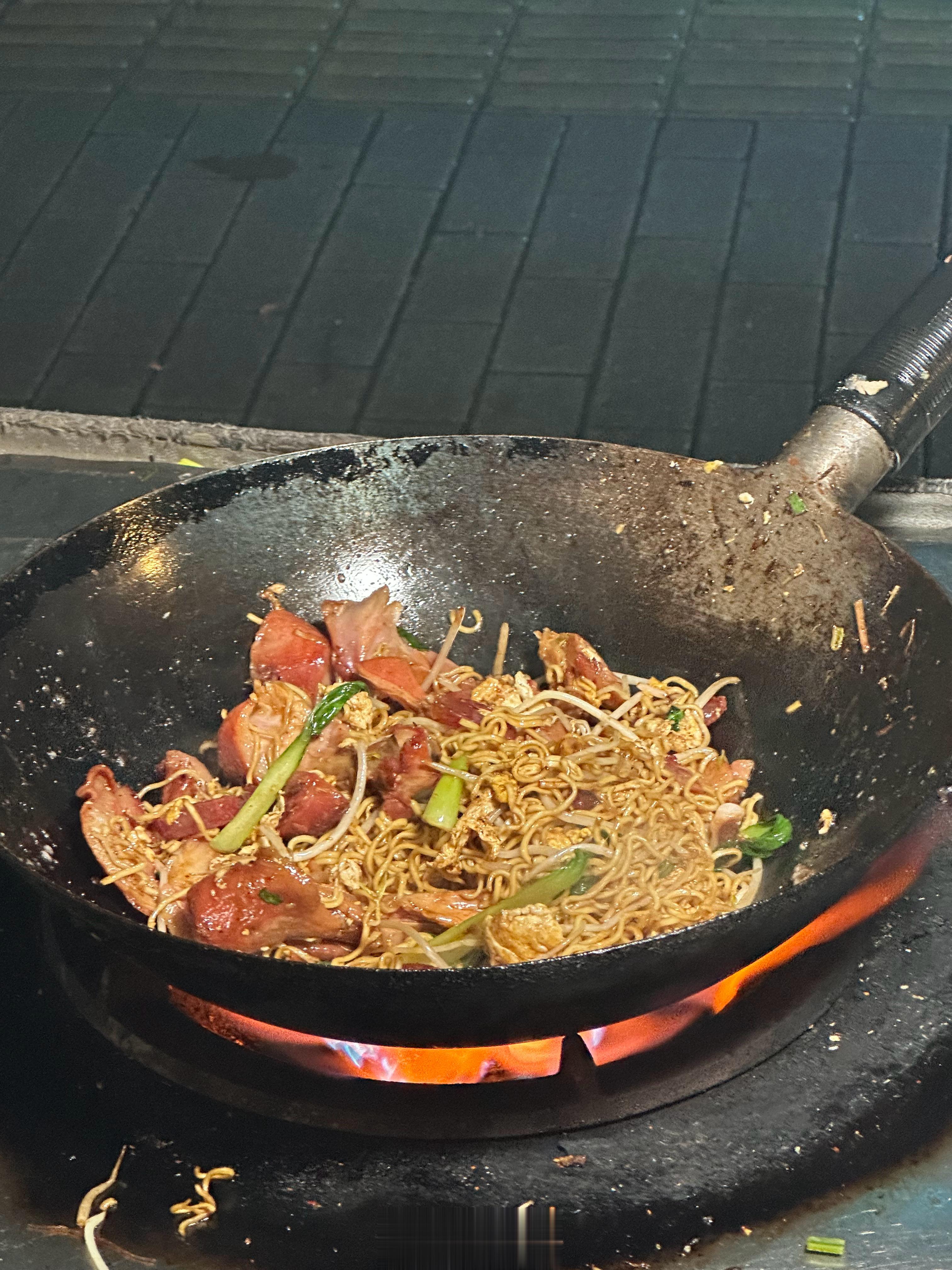 街灯晚餐[心] 他说你不是爱吃辣鸡腿记得上次说还是吃粉丝煲时候 我突然提及的辣鸡