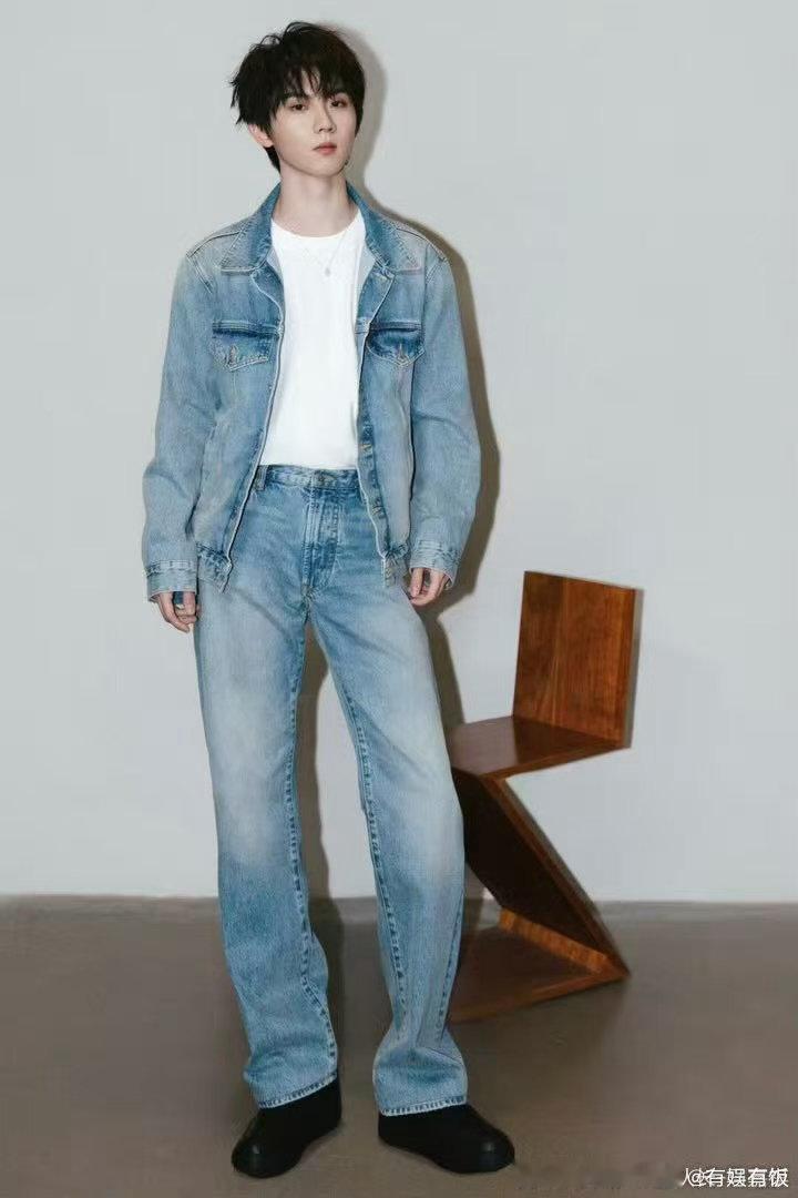 马嘉祺牛仔自拍穿牛仔的马嘉祺穿牛仔的马嘉祺，好帅呀， 