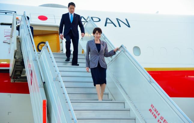 降级接待，日本很失望！半夜抵达、没献花、礼仪队稀稀拉拉，高市早苗的印度之行，开局