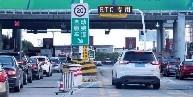 14亿中国人养不起高速？8年亏空6万亿，美国高速免费却能盈利，美国的高速随便上，