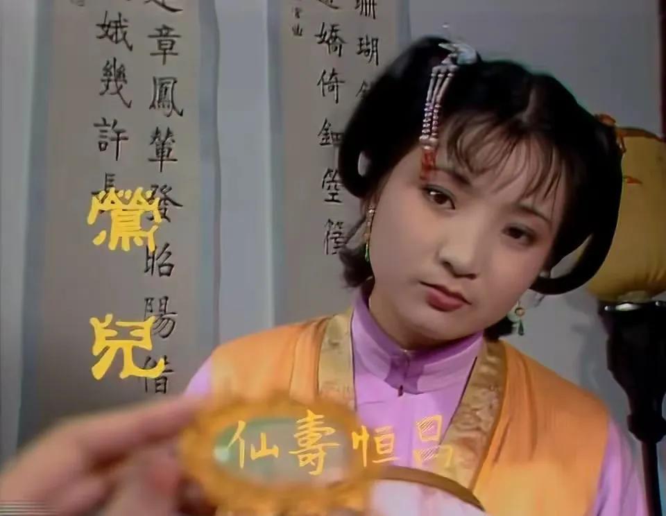 莺儿，原名黄金莺，是宝钗的大丫头。她心灵手巧，会做各式各样的络子，也就是饰物上挂