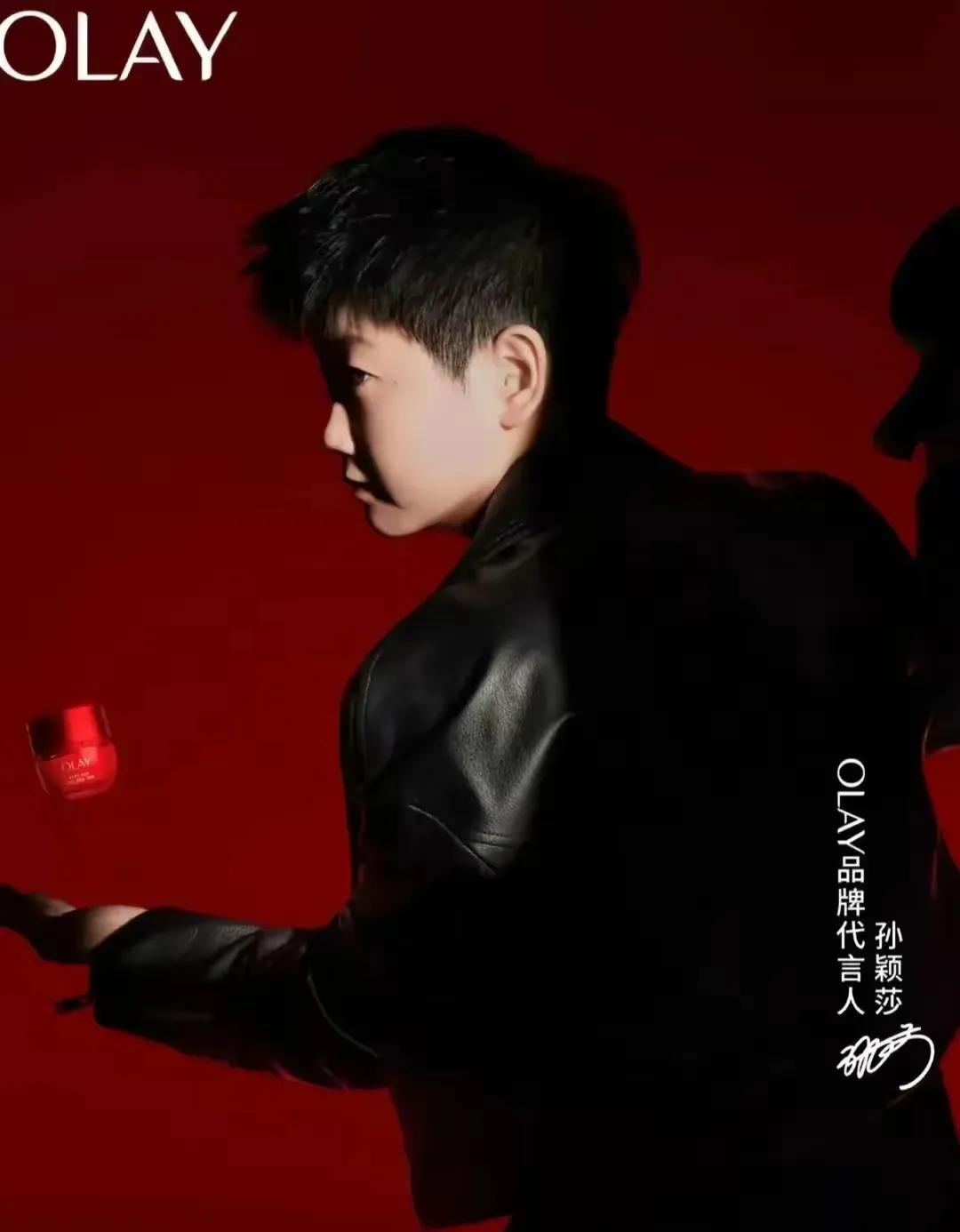 穿黑色皮夹克的莎莎
给人一种沉稳和力量
也只有莎莎皮肤这么白
才能把黑色衣服穿的