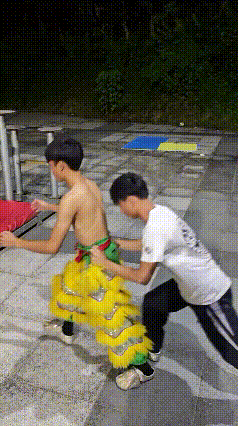 [月亮]“这一下彻底解释不清了！”近日广东东莞，两个“雄狮少年”暑夜练高桩，我愣