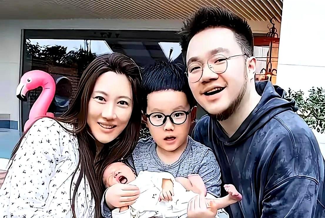 英达抱不到孙子，巴图不接电话，宋丹丹点赞网友一句“爷爷也得考试”。
网友翻出旧账
