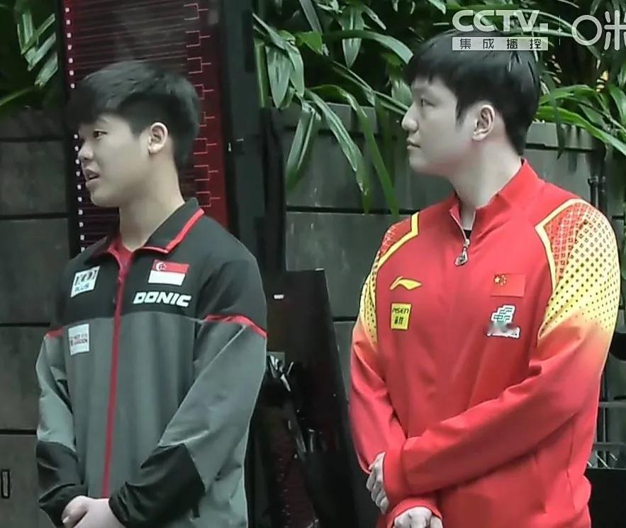 抽签开始了
孙颖莎 迪亚兹 樊振东 郭勇四位运动员嘉宾正在引导员指挥下，有条不紊
