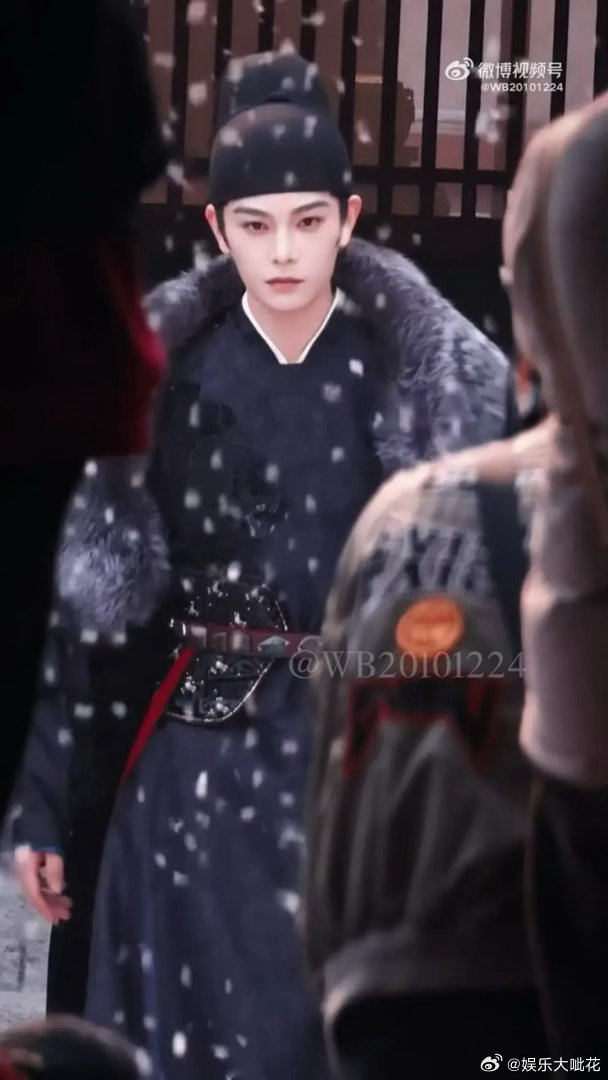 感觉很适合在这个司宫令丁禹兮赵皑怀里躲一躲！🥹赵皑来到皇城司，只身踏入漫天飞雪