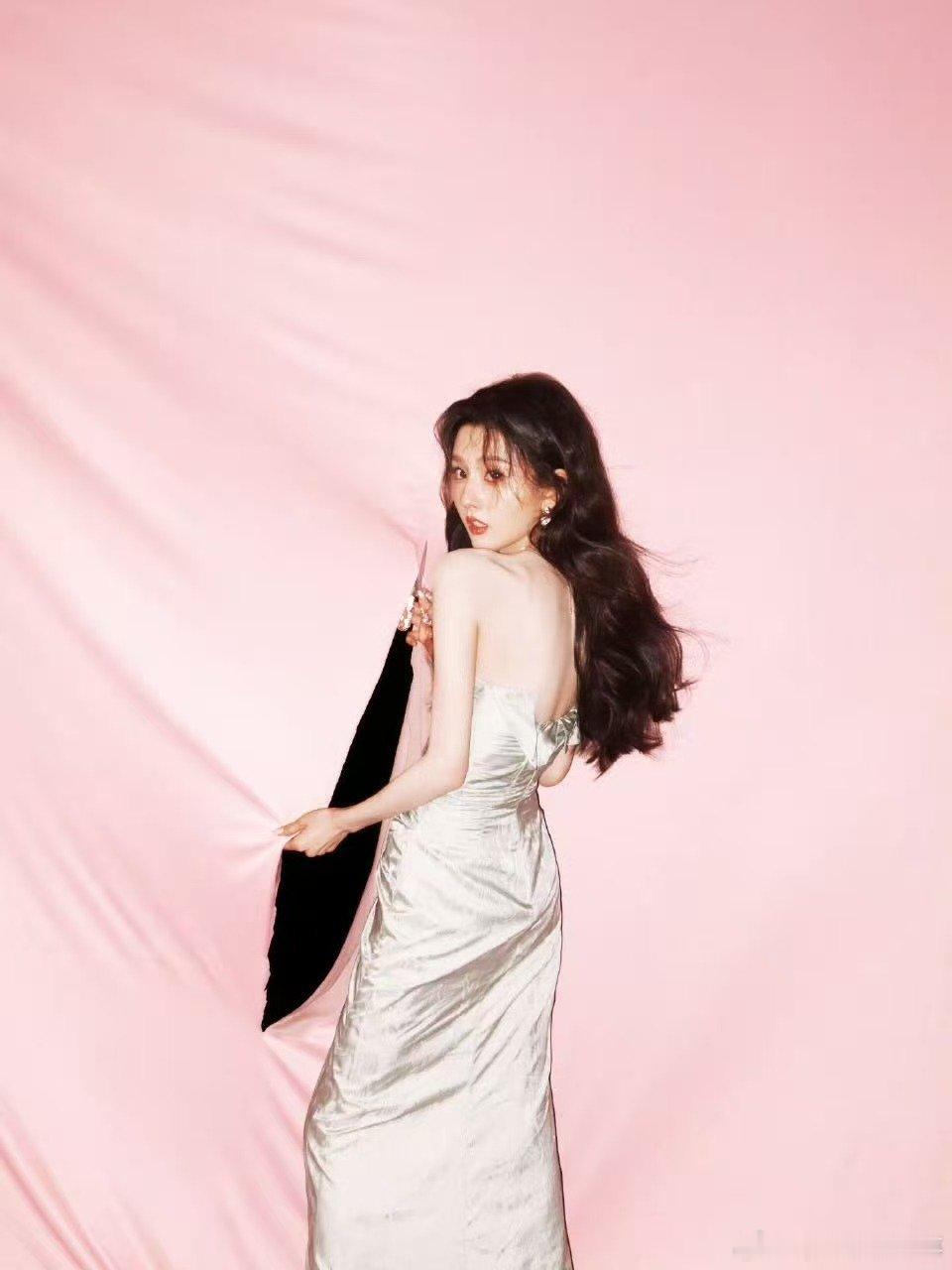 宋祖儿 平常都是恶心穿搭 谁懂宋祖儿的搞笑天赋！粉丝催更穿搭，她直接摆烂式回应 