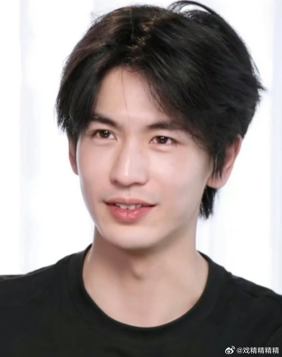 张凌赫素颜这长相颜值在娱乐圈什么水平？ 