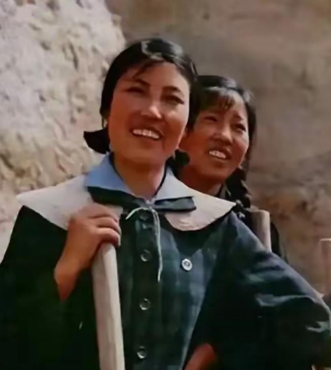 陈永贵亲自做媒，把大寨村最出名的铁姑娘队长郭凤莲，许给了一个腿脚不利索的退伍兵贾