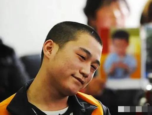 “判我死刑吧，谢谢！”2012年，北京法庭判决现场，一位20来岁的杀人嫌疑犯，笑