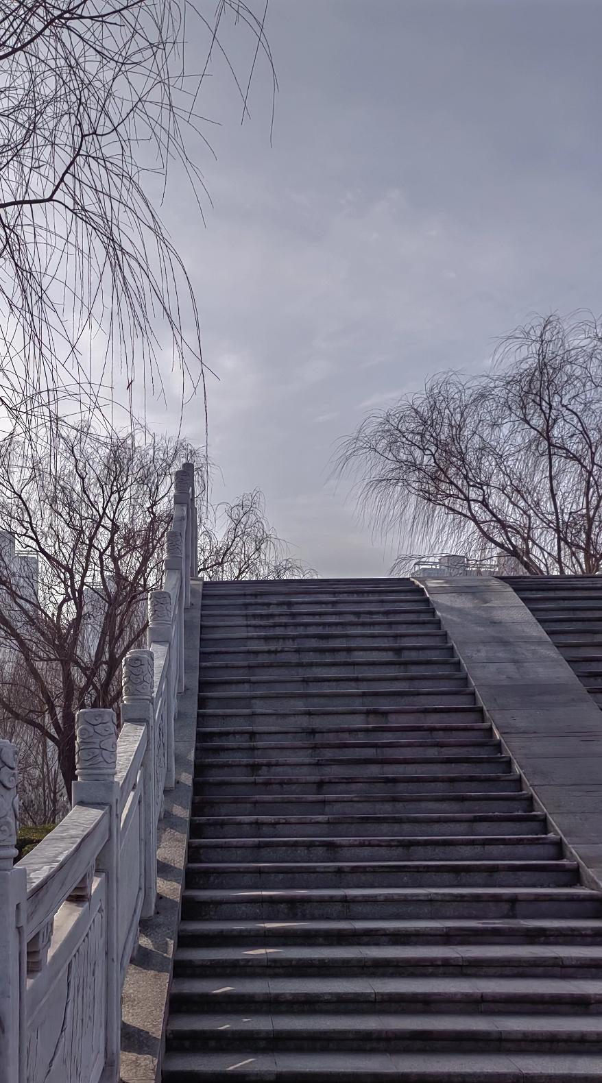 读书是穷人家孩子的唯一出路吗?读书有成就，当然穷人家孩子最佳出路，随着高校扩招，