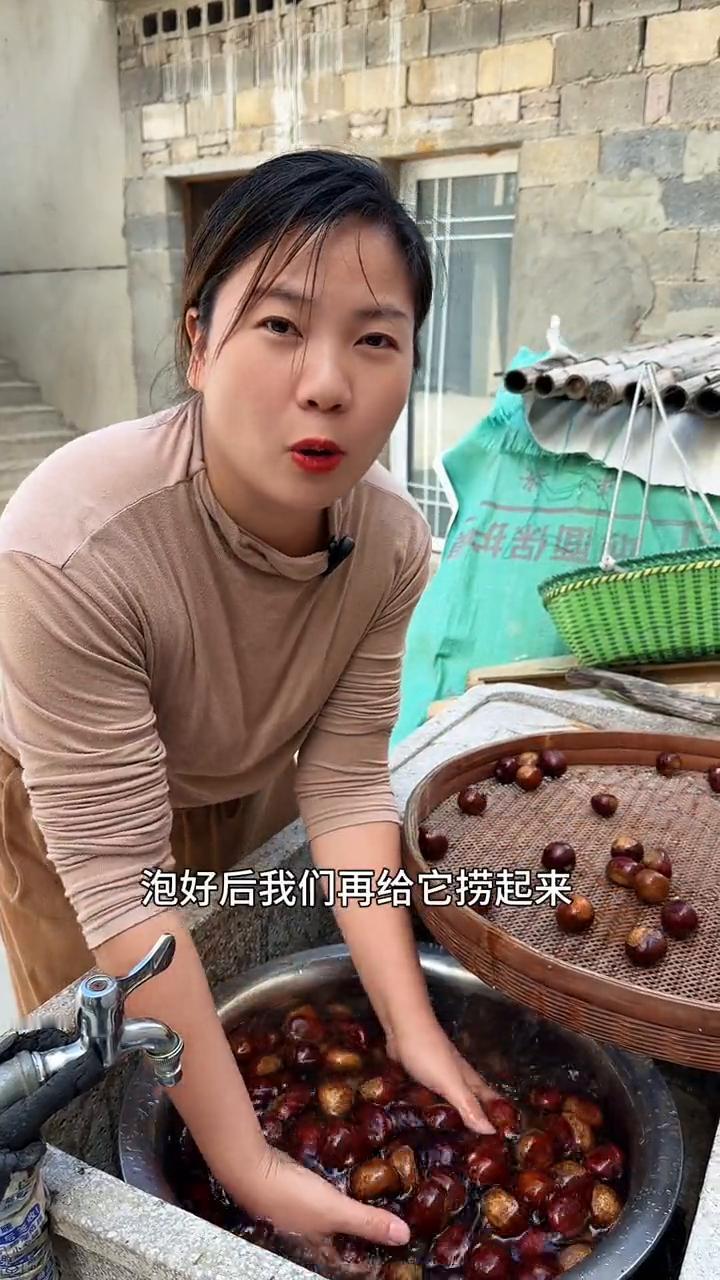 保存生板栗。
生板栗就像我这样保存，吃到过年都跟新鲜的一样，留着做糖炒栗子，又香