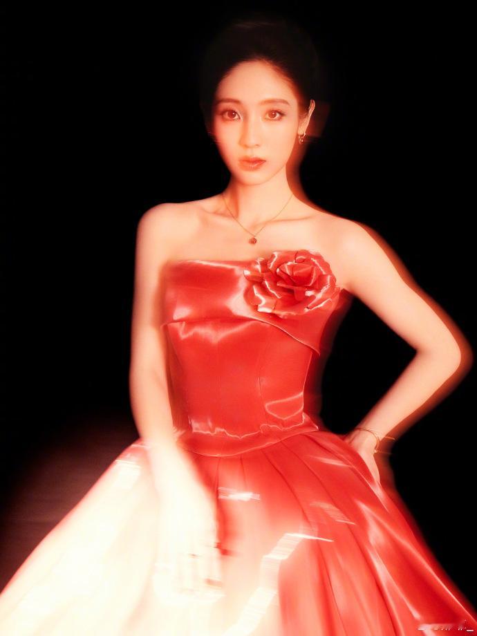 邢菲国剧盛典红裙造型邢菲国剧盛典红裙造型，邢菲国剧盛典出图，一身亮红色礼裙明艳又