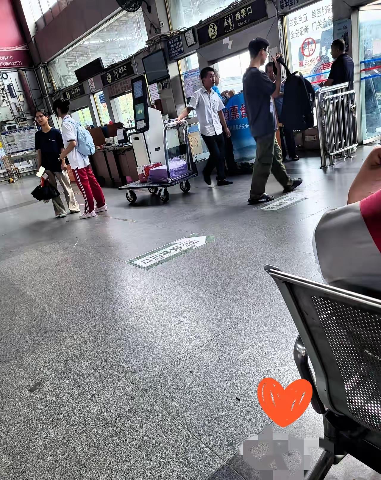 想要从根源抵御境外负面思想渗透、杜绝年轻人躺平摆烂，最实在的方案真的太简单了。