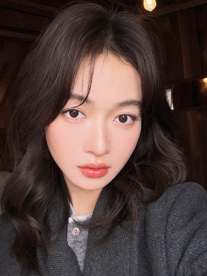 吴谨言窗边侧颜终于等到吴谨言更新，窗边侧颜绝了，怼脸美成这样，春日氛围感女神吴谨