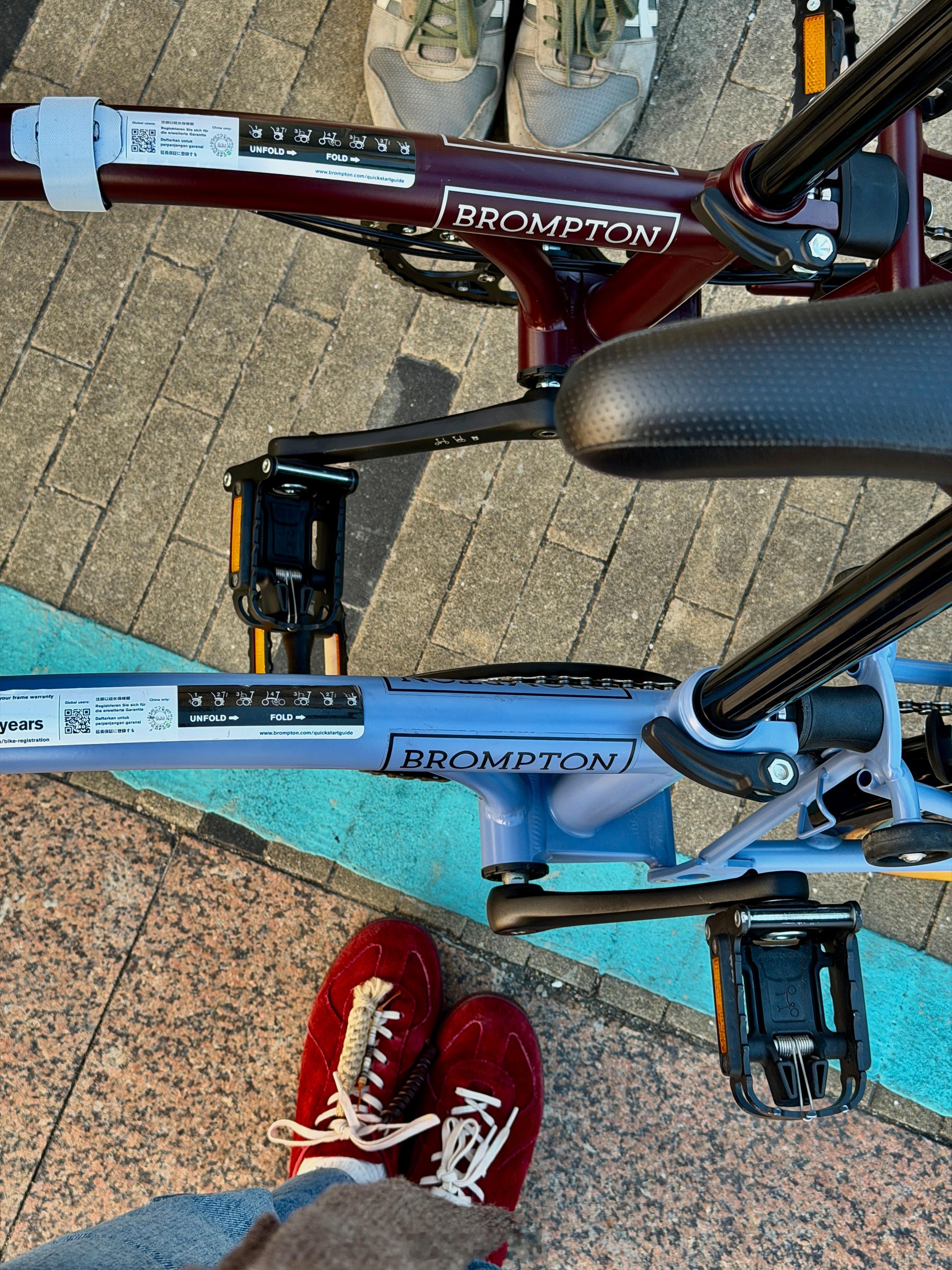 领克900的天地门方便抬东西，后门打开几乎90度这个也很好用。但是满员的时候，行