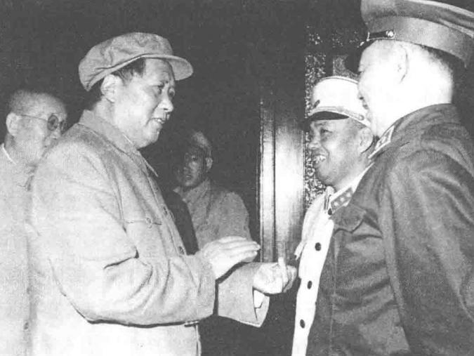 1958年毛主席视察南京，前后三个人都是谁？右二最好认，他是开国上将许世友，当时