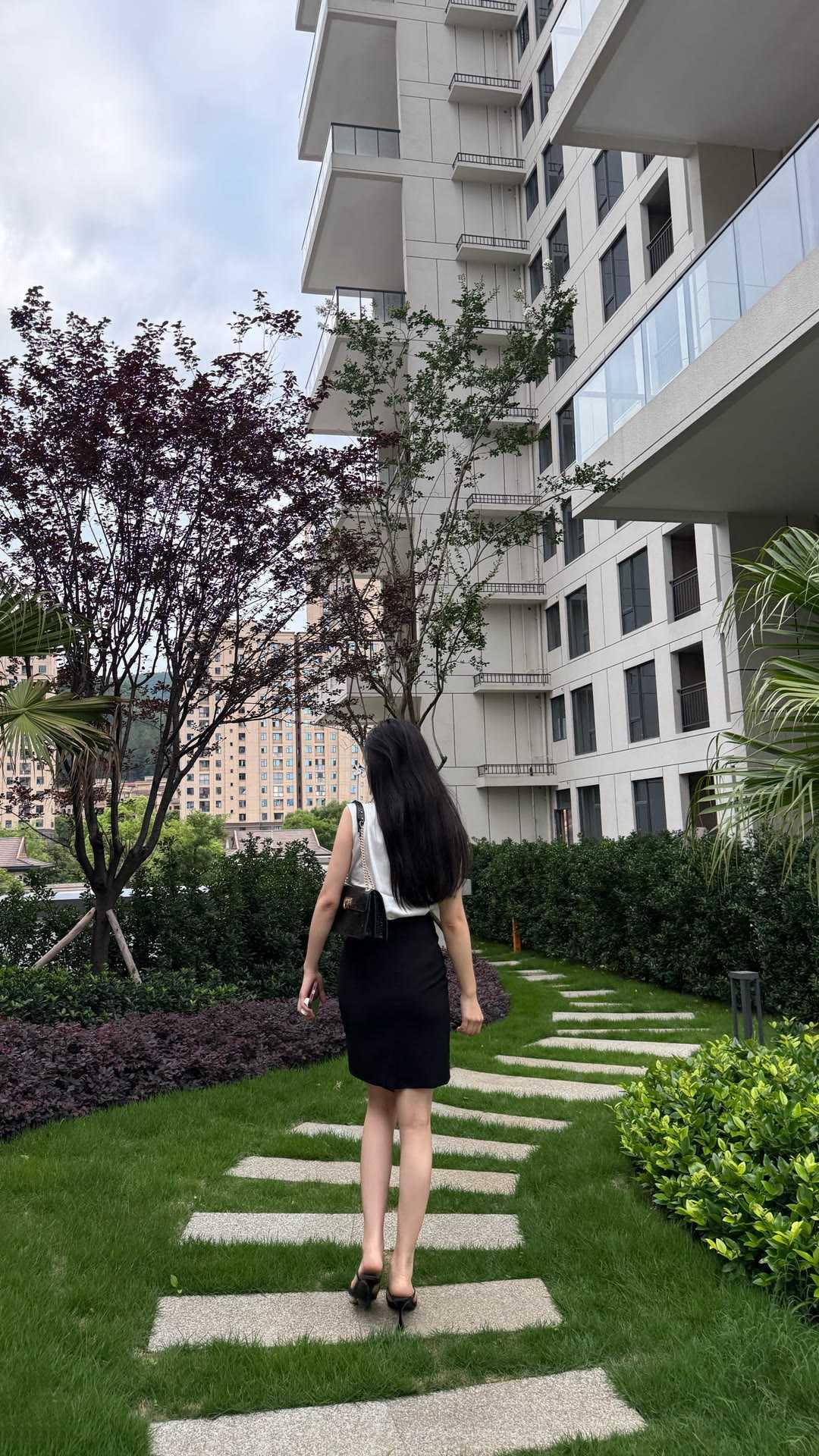 我从风雨中走来，不过些许风霜罢了。