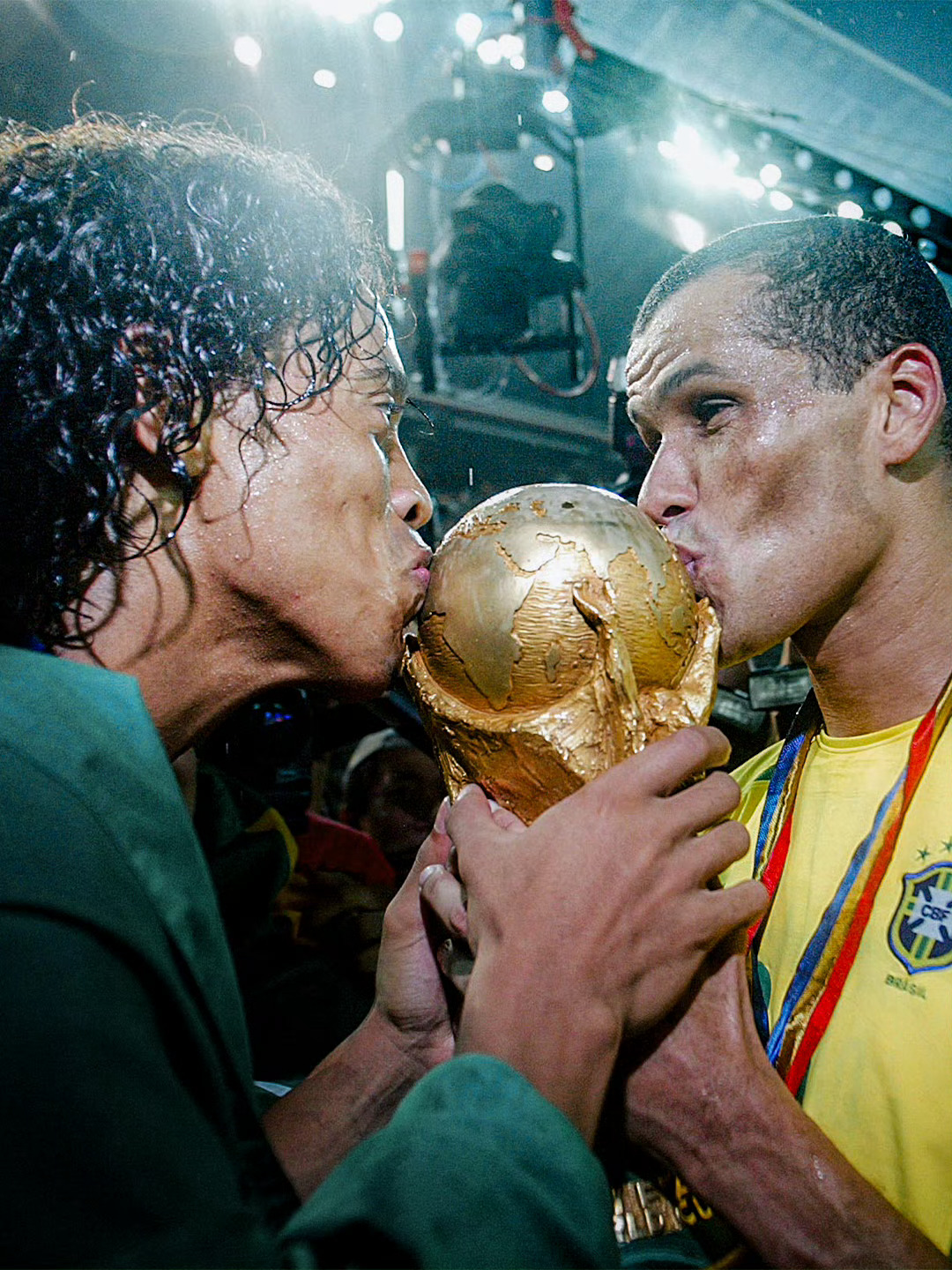 世界杯史上最严规则正式上线！两种赛场行为直发红牌，一类情况直接判弃权失利。世界杯