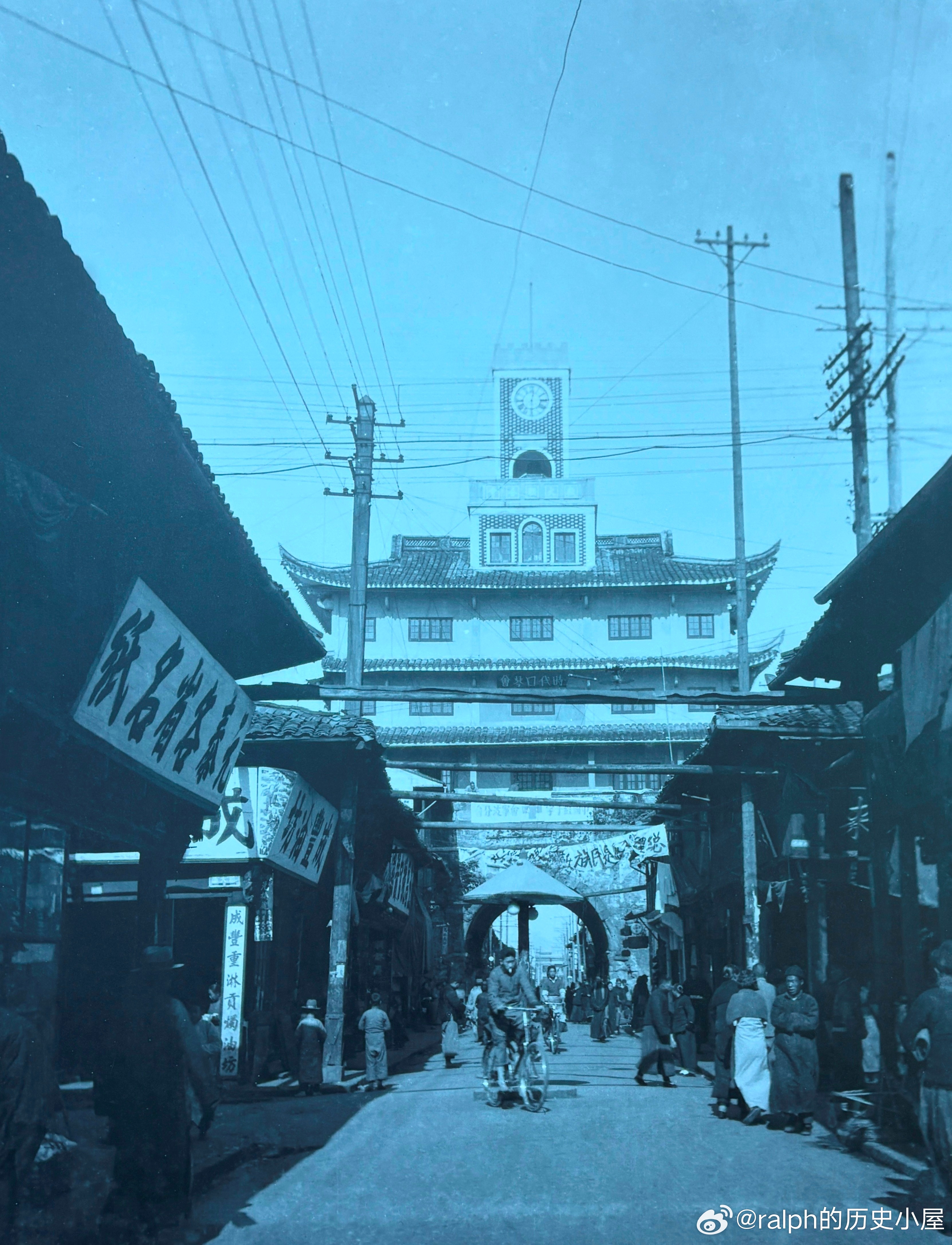 宁波鼓楼始建于唐长庆元年（821年）子城南城门，清咸丰五年（1855年）重建。1