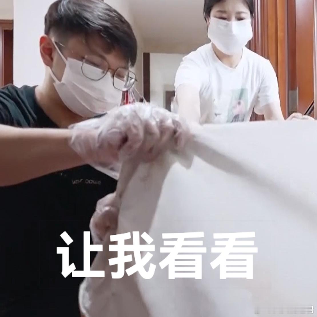 #孕妇家里漏水引蜈蚣被吓到宫缩# 家中墙壁上的霉斑只是问题的表象，撕开墙纸后露出