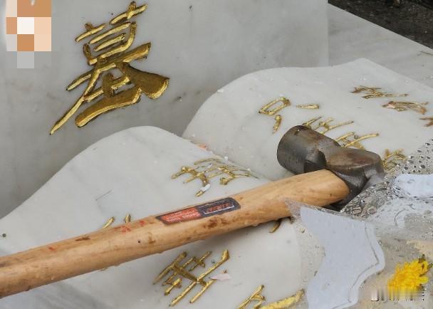 河北保定，父亲去世后，4个女儿想给父母重新立个碑，但儿子却不同意，认为按照习俗守