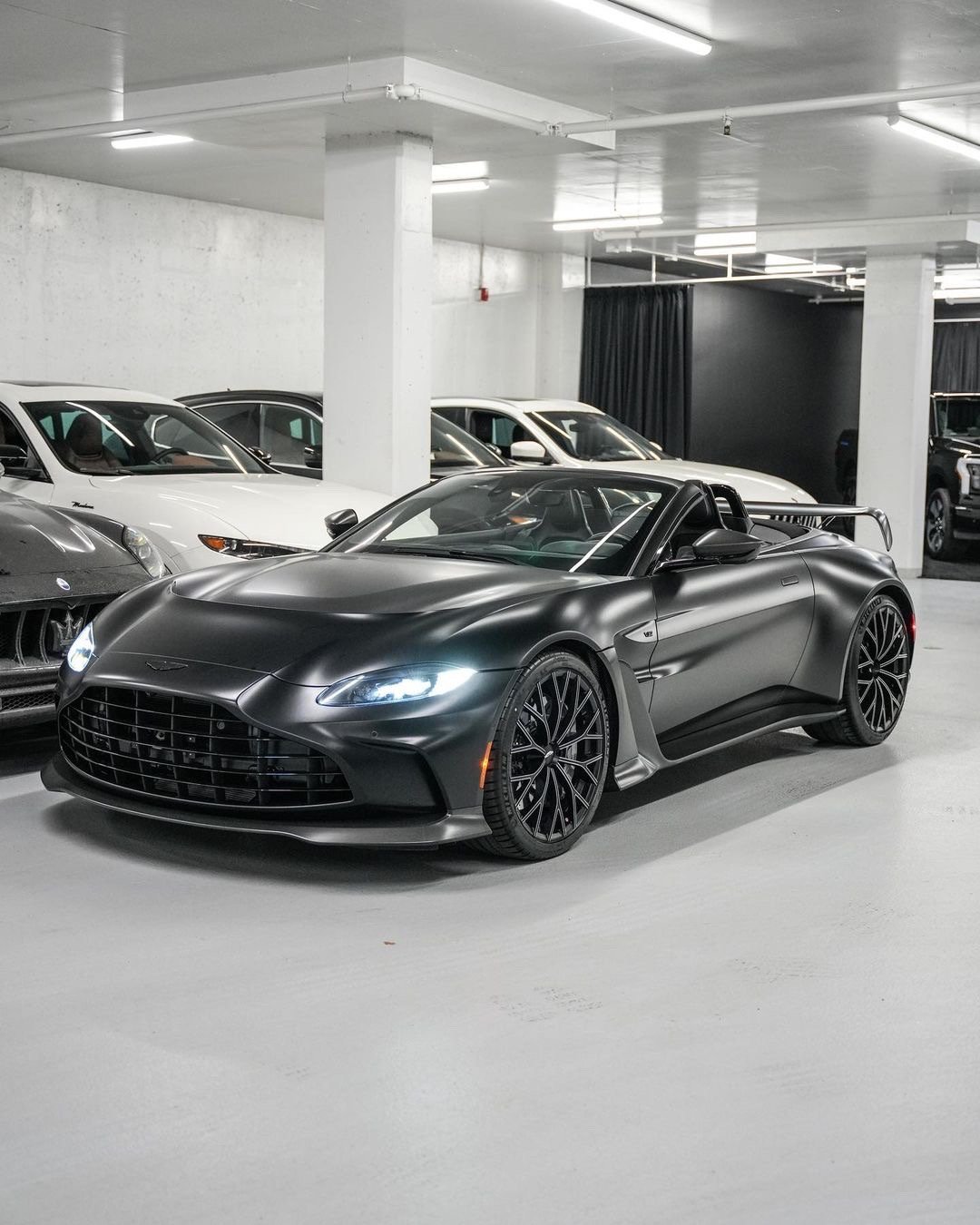 阿斯顿·马丁 V12 Vantage Roadster ​​​