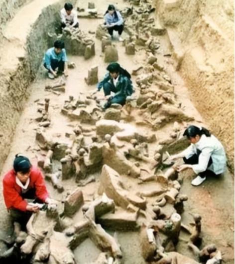 许多人以为殉葬就是把活人推进地宫，在封闭后哭喊等死。事实上，为了生存，殉葬的人可