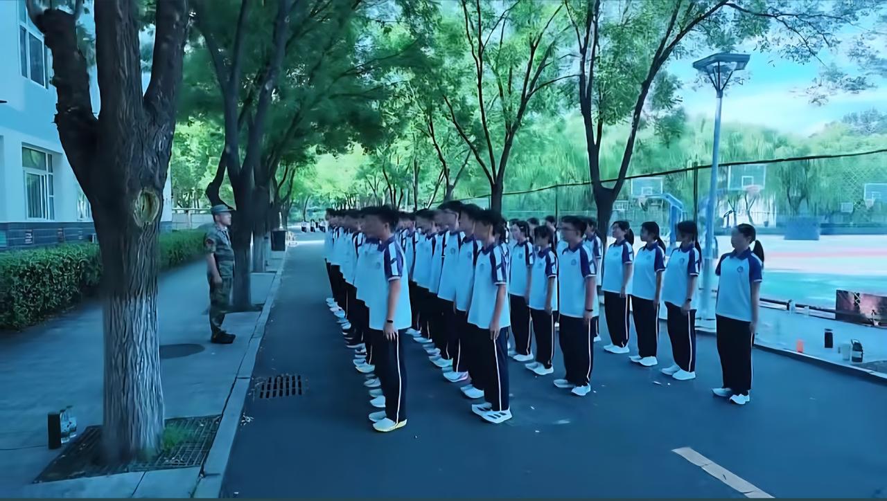 邹平一中今日军训，高温这才是锻炼孩子坚强意志的最好的时候！