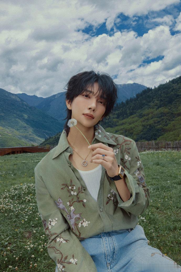 洪知秀欧阳娜娜同框 VOGUE 活动现场迎来梦幻联动，洪知秀和欧阳娜娜同框合影，