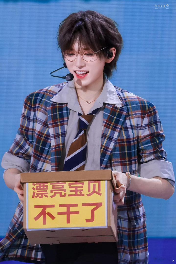 宋亚轩一天白月光一天朱砂痣宋亚轩也太懂得制造心动了！前一天白衣素雅，氛围感干净澄