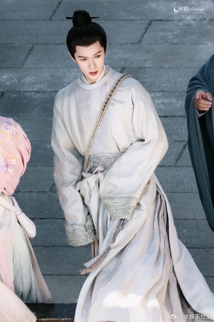 李昀锐 没有不漏的义务 谁懂这种快乐！李昀锐腹肌在线、肩膀优越，肤白貌美的颜值 