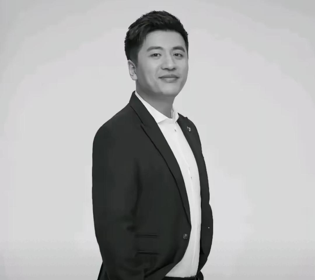 张雪峰这样的人，太少见了。

他做直播挣钱，不藏着掖着，不装清高。钱来得明白，是