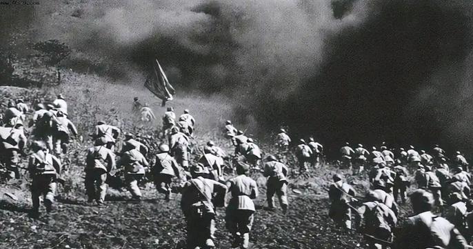 1951年，一群志愿军在撤退时，猛然发现眼前狭隘的山谷中，竟出现了成千上万个美军