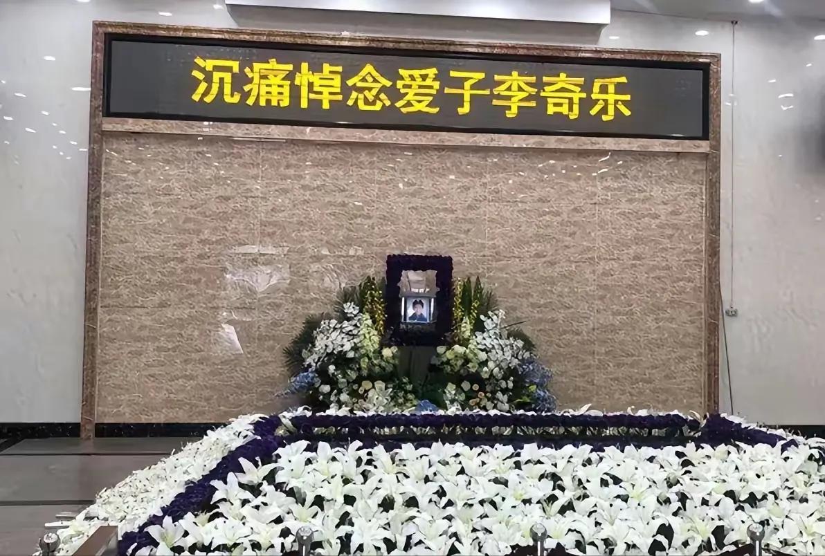 2020年，一位头发花白的母亲在殡仪馆外等了整整十七年，终于盼到儿子能“回家”—