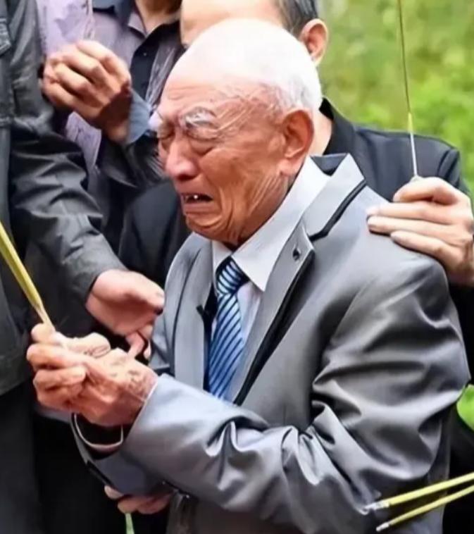 72岁台湾老兵左志超，带女儿回江苏探亲。酒过三巡，他忽然搂着外甥嚎啕大哭：“其实