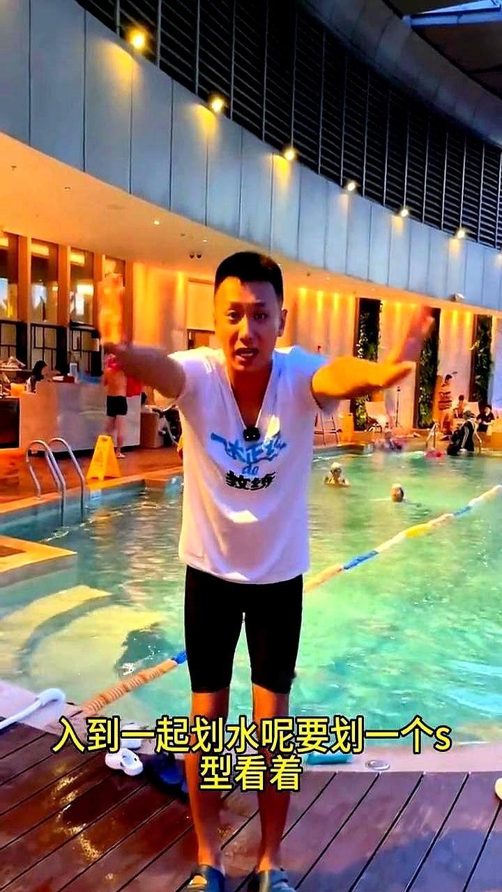 蝶泳游50米就感觉要“断气”，别再怪体力差了。

我亲眼见过教练冲学员吼，就是因