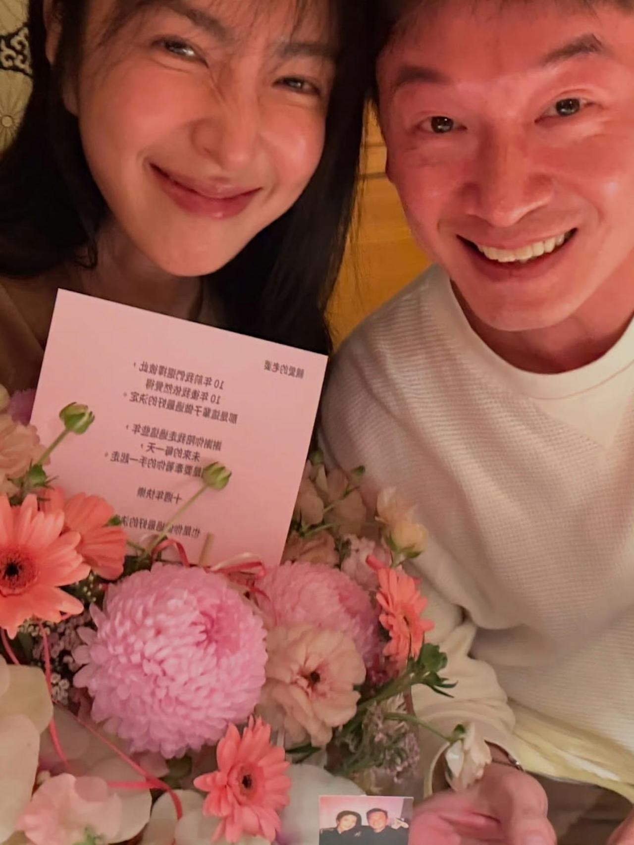 杨谨华与老公Ben庆祝相爱10周年杨祐宁夫妇👫🏻到场庆贺

杨谨华分享了十周