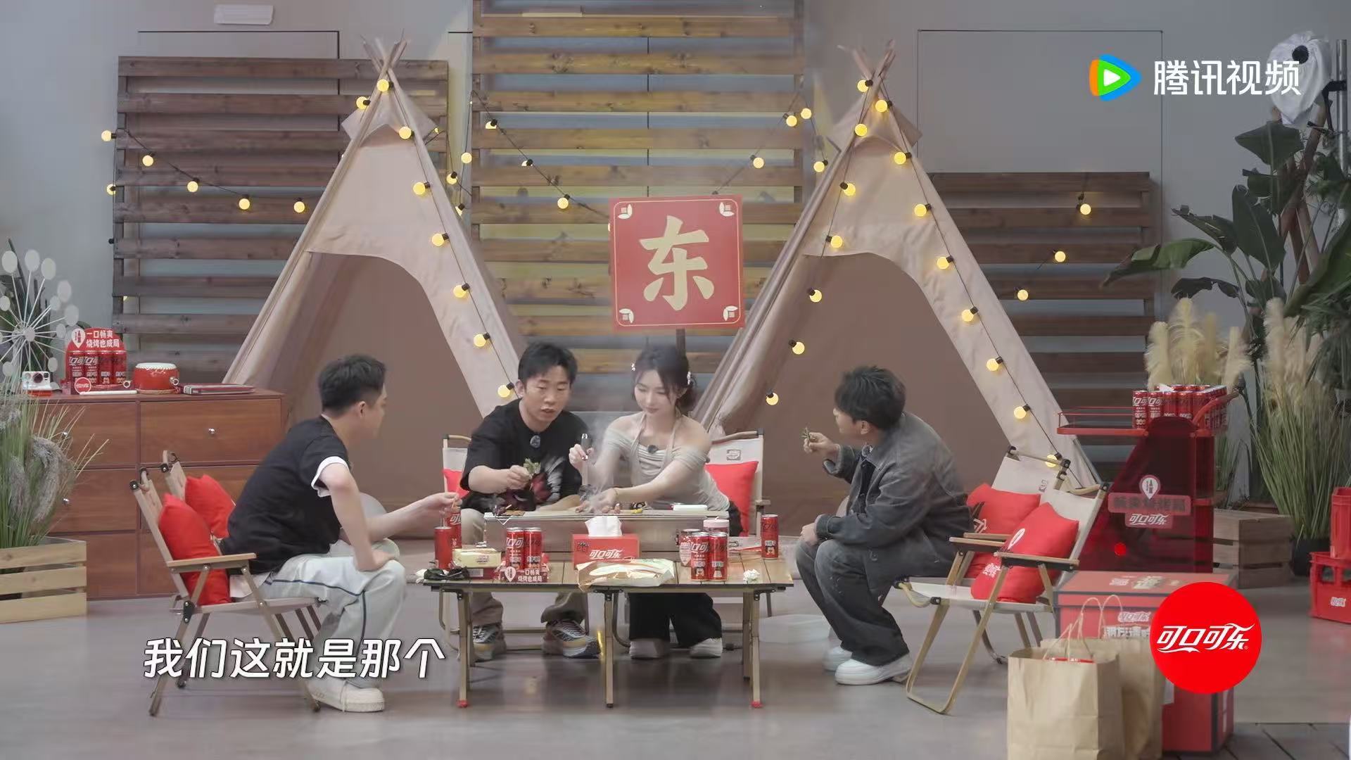 杨迪烤串翻车了 朋友请吃饭 杨迪烤串忘刷油，肉全粘在架子上，撕都撕不下来，他急得