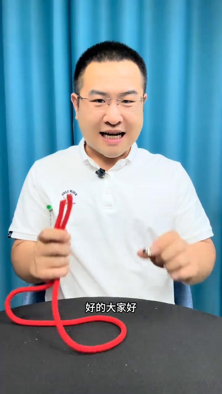戒指从绳子逃脱穿进筷子。
孙导演你看，看清楚我可以给他缠上。缠上的意思是让你给我