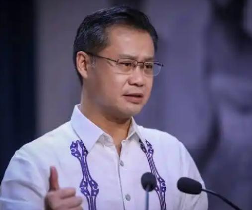 最高警戒！两千多名全副武装的警察连夜包围参议院。装甲车开道，连底盘扫描仪都用上了