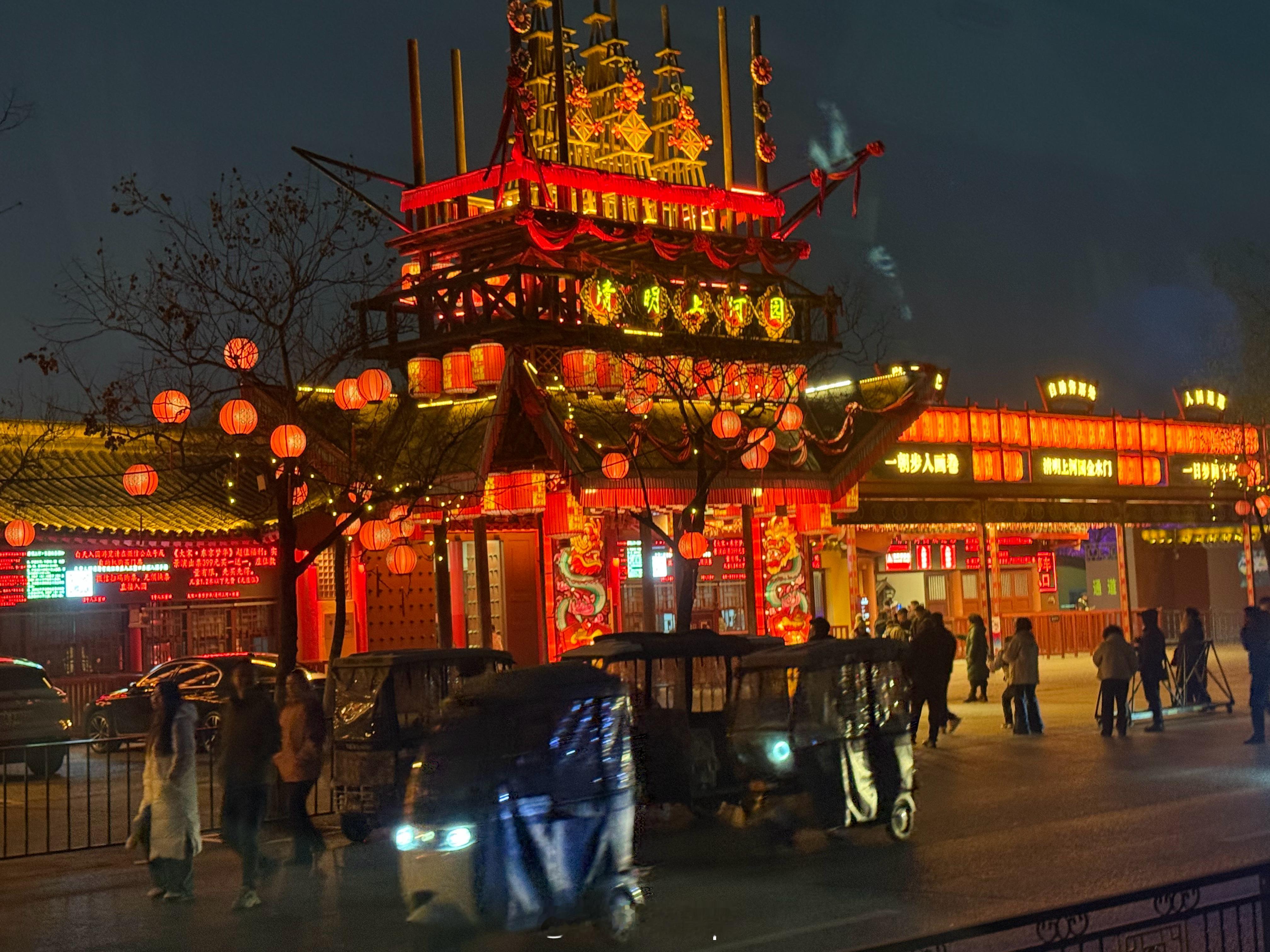 第一次来开封，夜景不错啊！但感觉这边开车挺乱套的