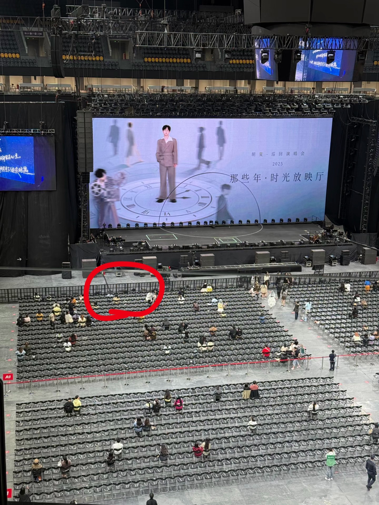 帮出一张 老穆演唱会28号1排24号 升舱位价格看图2图1可以自己数一数位置大概