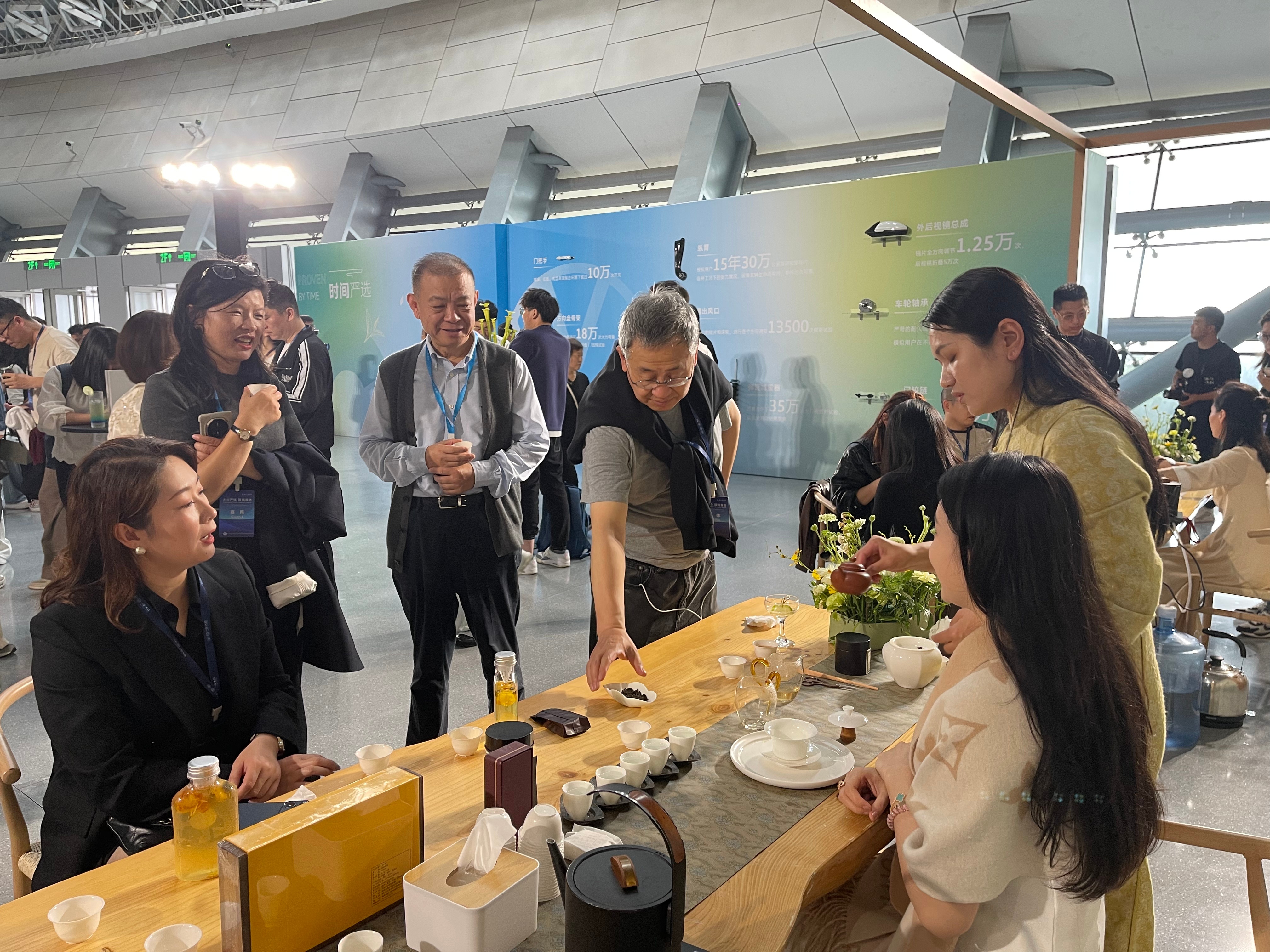 今天来一汽大众春季新品发布会，来“大众严选”来喝个茶先，有传统茶艺，也有各种花茶